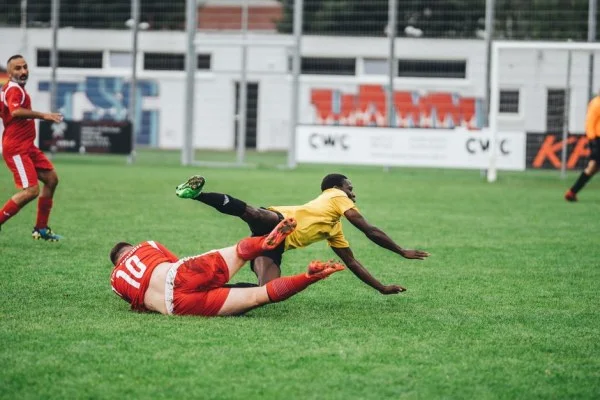 football players tackling